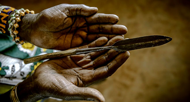 Image of a blade in a woman's hand